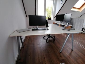 Hoekbureau met verstelbare poten