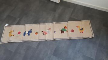 Wandkleed met vilten speelgoed figuurtjes, vintage beschikbaar voor biedingen