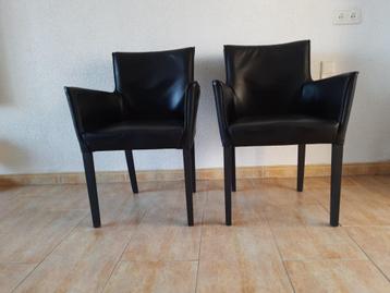 Twee lederen stoelen beschikbaar voor biedingen