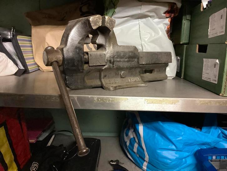 Zware degelijke grote HEUER bankschroef, uitmuntende staat., Antiek en Kunst, Antiek | Gereedschap en Instrumenten, Ophalen
