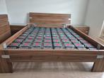 Houten bed met twee schotelbodems., Ophalen, Gebruikt, Bruin, Tweepersoons