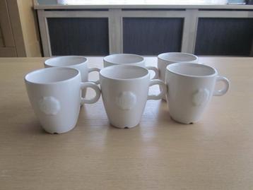 Douwe Egberts 6 gebroken witte kop D7cm H8cm schotels D15cm beschikbaar voor biedingen