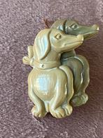 Vintage bakeliet gelakt (2 hondjes) tekkel broche, Ophalen of Verzenden, Zo goed als nieuw, Overige materialen