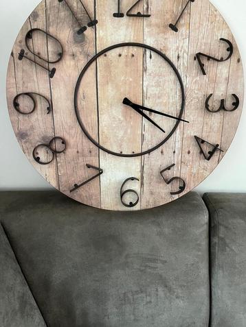 Grote houten klok beschikbaar voor biedingen
