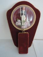 Kledingborstel op hanger met religieuze decoratie, Verzamelen, Religie, Ophalen of Verzenden, Zo goed als nieuw, Christendom | Katholiek