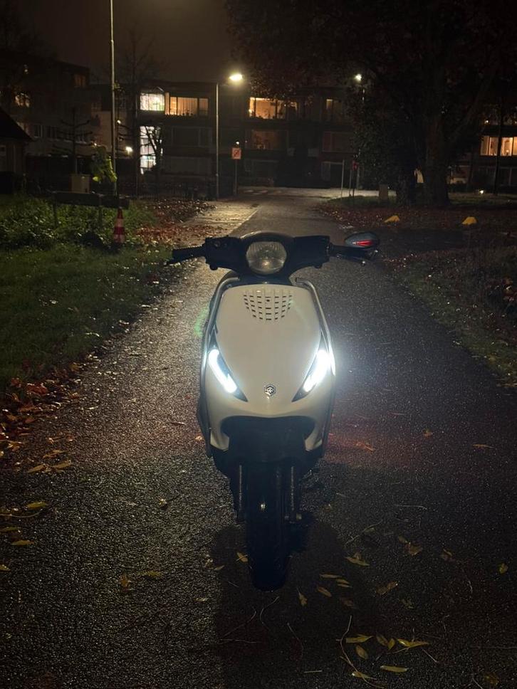 Piaggio zip Euro4 orgineel 2020, Fietsen en Brommers, Scooters | Piaggio, Nieuw, Zip, Maximaal 25 km/u, Benzine, Ophalen of Verzenden