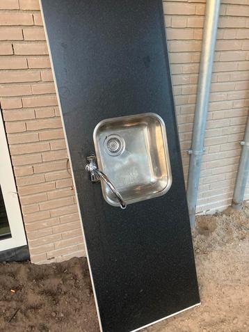 Spoelbak met werkblad Zwart en kraan beschikbaar voor biedingen