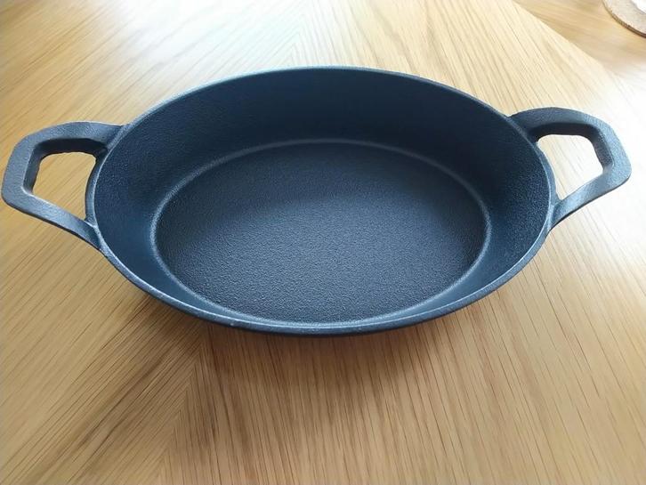 Gietijzeren braadpan / serveerpan - Vocelli, Huis en Inrichting, Keuken | Potten en Pannen, Zo goed als nieuw, Koekenpan of Braadpan