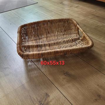 Stevige rotan /rieten mand 60x55x13 beschikbaar voor biedingen