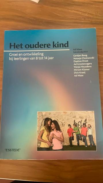 Het oudere kind beschikbaar voor biedingen