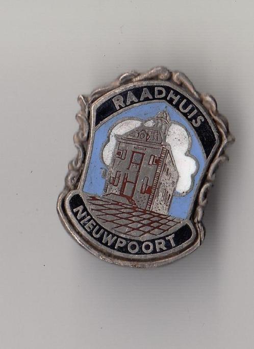 Raadhuis Nieuwpoort emaille broche, Verzamelen, Speldjes, Pins en Buttons, Gebruikt, Speldje of Pin, Overige onderwerpen, Ophalen of Verzenden