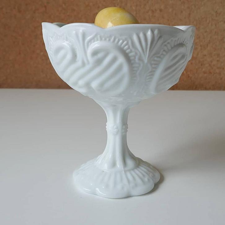 Opaline schaal op voet, Antiek en Kunst, Antiek | Glas en Kristal, Ophalen of Verzenden