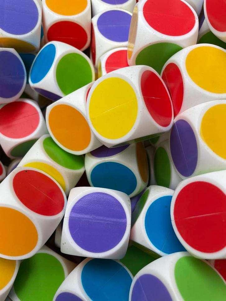 Kleurendobbelstenen. Kunststof hol 35mm honderden stuks, Hobby en Vrije tijd, Gezelschapsspellen | Overige, Zo goed als nieuw
