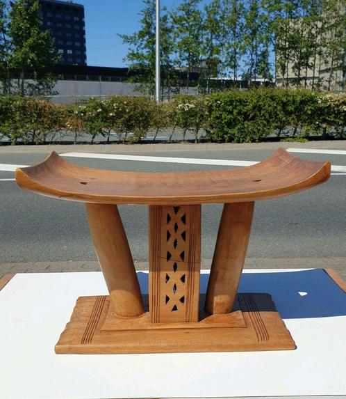 Ashanti handgesneden kruk hout handcarved stool Ghana Troon, Antiek en Kunst, Antiek | Religie, Ophalen of Verzenden