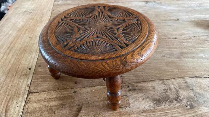 Krukje / plantentafeltje met houtsnijwerk, Antiek en Kunst, Antiek | Woonaccessoires, Ophalen of Verzenden