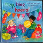 Vivian den Hollander - Hiep, hiep, hoera! (3 in 1 boek), Boeken, Ophalen of Verzenden, Fictie algemeen, Zo goed als nieuw, Vivian den Hollander