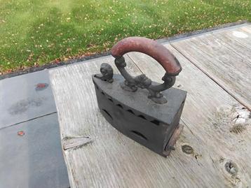 Antiek Kolen Strijkijzer beschikbaar voor biedingen