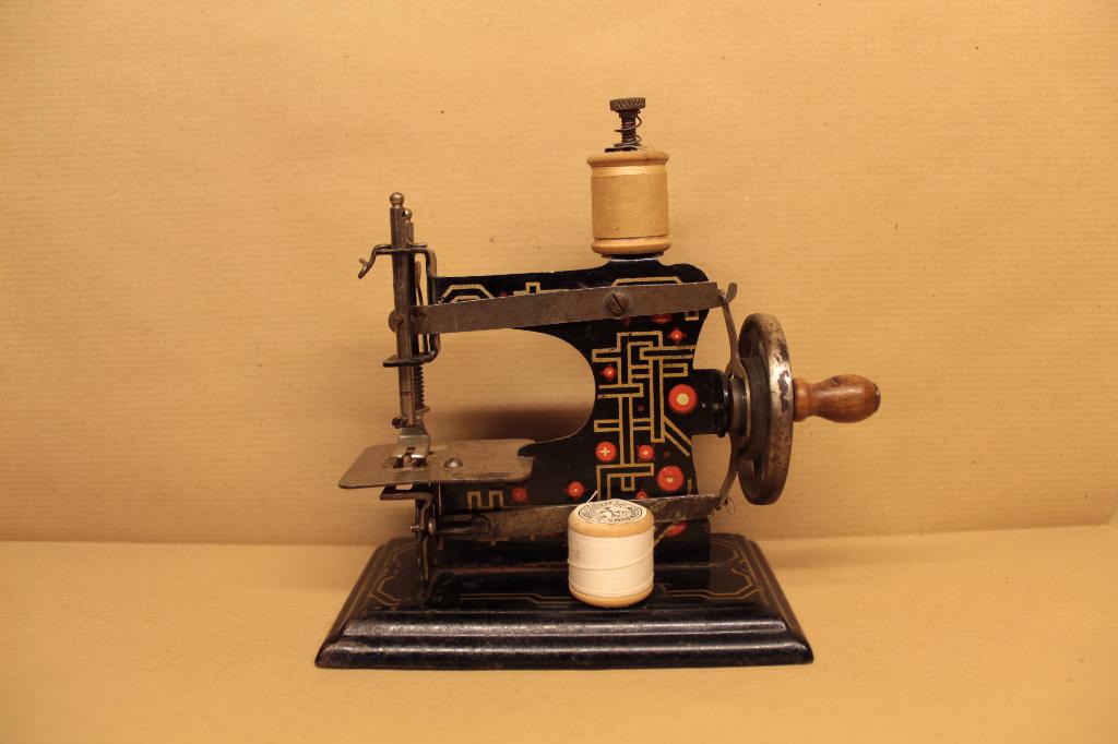 Antiek naaimachientje voor het kind, Antiek en Kunst, Antiek | Speelgoed, Ophalen of Verzenden