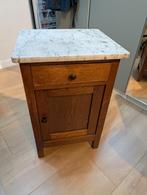 Houten nachtkastje met grijs marmeren blad, Huis en Inrichting, Slaapkamer | Nachtkastjes, Ophalen, Gebruikt, Minder dan 45 cm