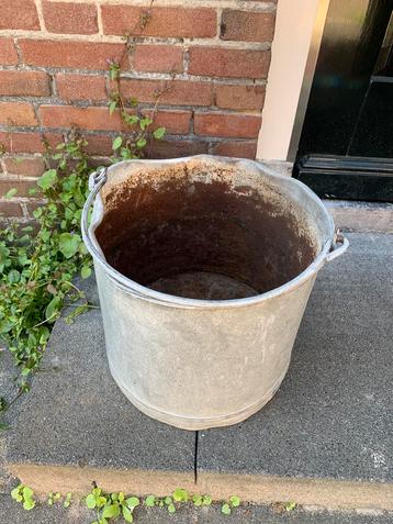 Zinken plantenbak, hoog 33, doorsnede 36 beschikbaar voor biedingen
