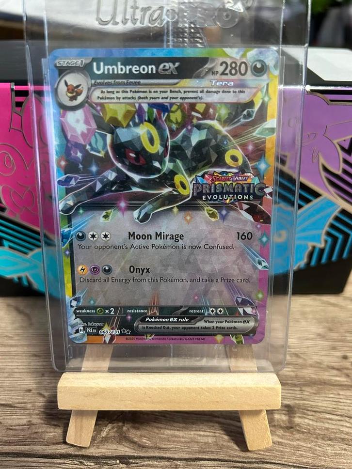 Umbreon EX stamped promo Prismatic Evolutions, Hobby en Vrije tijd, Verzamelkaartspellen | Pokémon, Nieuw, Losse kaart, Verzenden