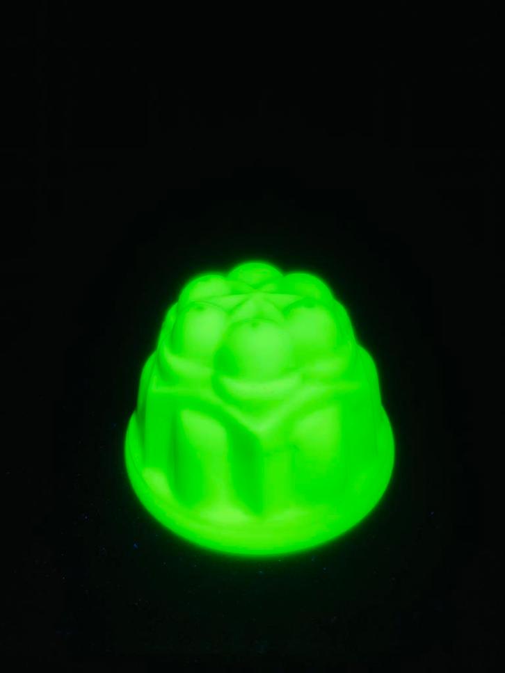 Puddingvorm ( uranium ) Leerdam Copier, Antiek en Kunst, Antiek | Glas en Kristal, Ophalen of Verzenden