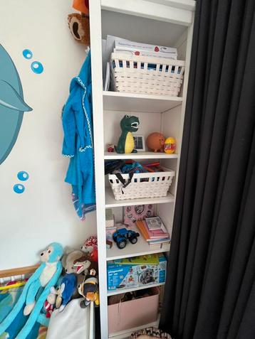 Witte smalle kast – ideaal voor kinderkamer of speelhoek beschikbaar voor biedingen