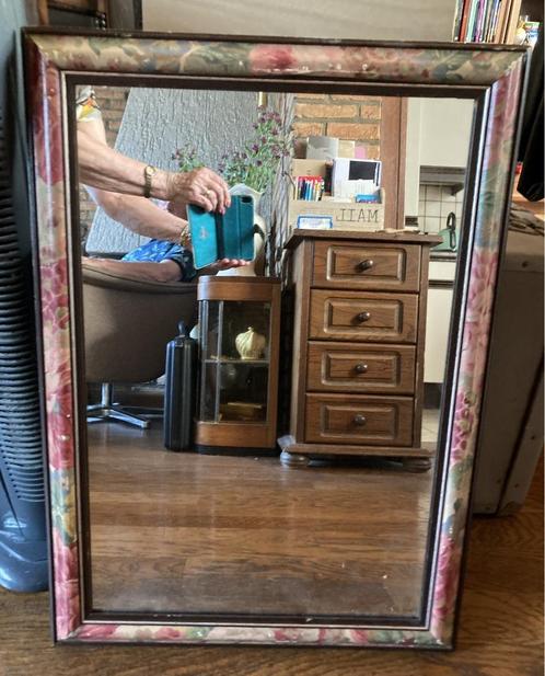Vintage rechthoekige spiegel in een gebloemde lijst, Huis en Inrichting, Woonaccessoires | Spiegels, Gebruikt, Minder dan 50 cm