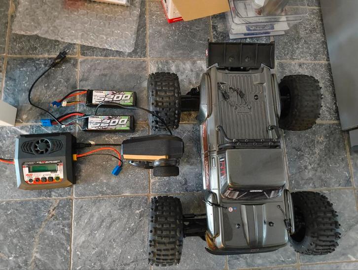 Arrma outcast 4s v2🏎️ met 2 accus en bijpassende lader🔋🗄️, Hobby en Vrije tijd, Modelbouw | Radiografisch | Auto's, Zo goed als nieuw