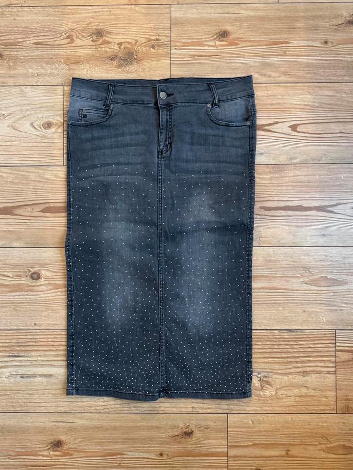 Spijkerrok van NIKKIE maat 42, Kleding | Dames, Rokken, Zo goed als nieuw, Maat 42/44 (L), Grijs, Onder de knie, Ophalen of Verzenden