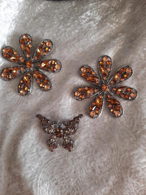 Broches met okerkleurige strasse steentjes, Sieraden, Tassen en Uiterlijk, Broches, Zo goed als nieuw, Overige materialen, Geel