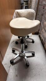Witte salonkruk werkstoel op wieltjes in hoogte verstelbaar