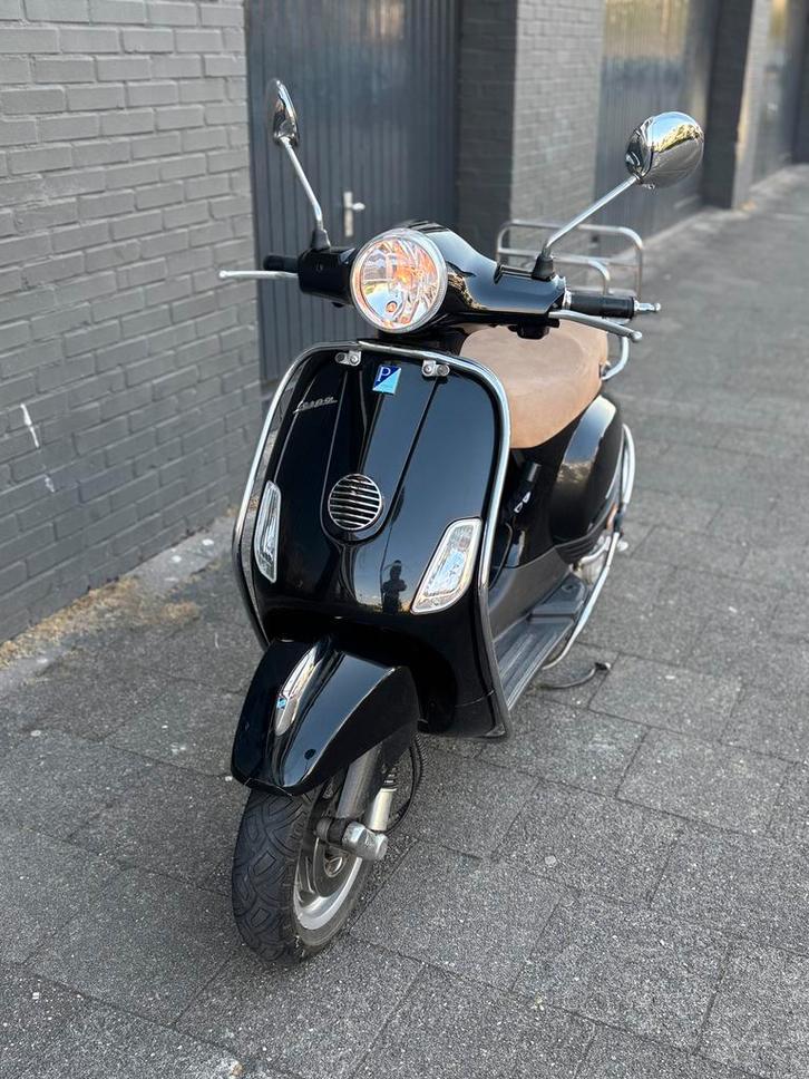 Mooie vespa! Weinig KM, Fietsen en Brommers, Snorfietsen en Snorscooters, Zo goed als nieuw, Vespa, Benzine, Ophalen