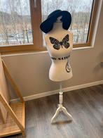 Decoratieve paspop / etalagepop op standaard – vintage stijl, Ophalen, Zo goed als nieuw