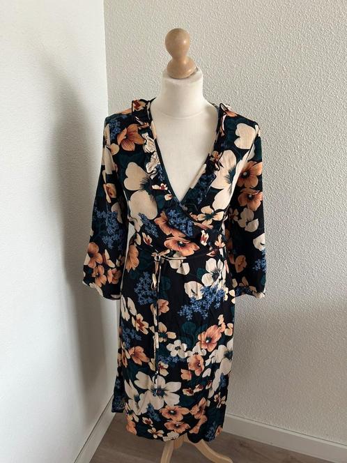 King Louie maat 42 pastel wikkel jurk bloemen, Kleding | Dames, Jurken, Zo goed als nieuw, Maat 42/44 (L), Beige, Onder de knie