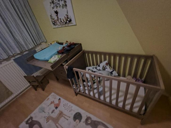 babybed en commode, Kinderen en Baby's, Kinderkamer | Complete kinderkamers, Zo goed als nieuw, Jongetje of Meisje, Ophalen