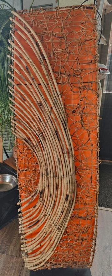 Oranje vloerlamp van stof en bamboe/riet.