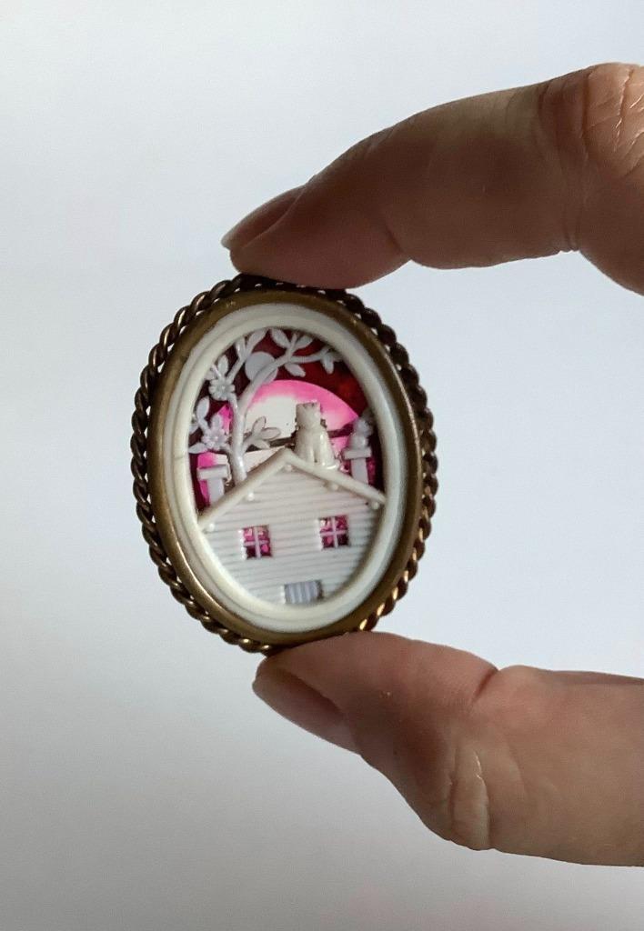 aparte vintage celluloid broche kat op dak bij zonsondergang, Sieraden, Tassen en Uiterlijk, Broches, Zo goed als nieuw, Overige materialen