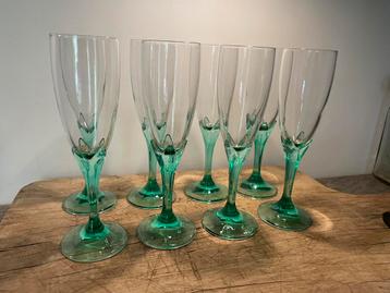 Set van 8 waanzinnig mooie vintage wijnglazen uit Frankrijk beschikbaar voor biedingen