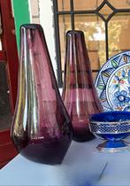 Set 2 prachtige paarse vazen ​​van helder glas. Druppelvorm, Overige kleuren, Ophalen of Verzenden, Minder dan 50 cm, Glas