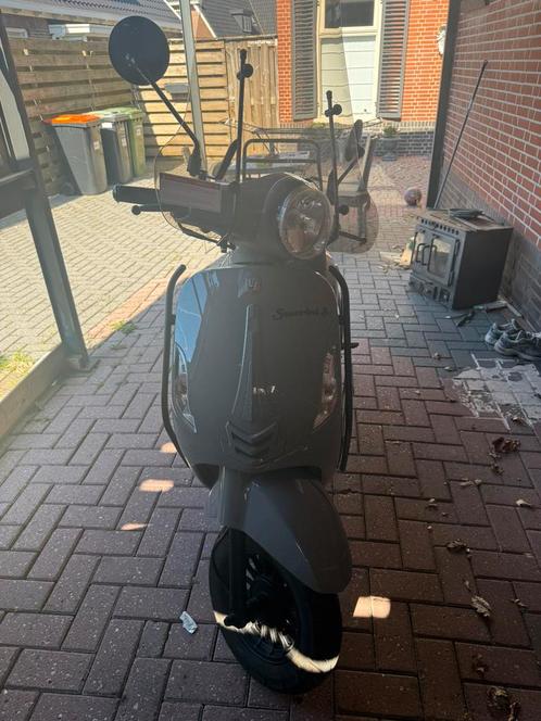 La Sourini Scooter met Helm, Fietsen en Brommers, Snorfietsen en Snorscooters, Nieuw, Overige merken, Ophalen of Verzenden
