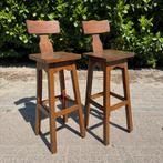 2 Vintage Brutalistische Barkrukken, Donker Eikenhout, Huis en Inrichting, Barkrukken, Gebruikt, Met voetsteun, Ophalen of Verzenden