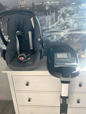 maxicosi pebble, pearl opvolgstoel(tot 18m) en isofix  beschikbaar voor biedingen