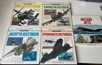 Moderne Militaire Vliegtuigen Boeken beschikbaar voor biedingen