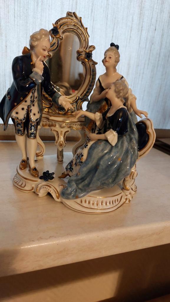 Türingen Volkstedt met 2 dames dresden en 1 hofnar eind 1872, Antiek en Kunst, Antiek | Porselein, Ophalen of Verzenden