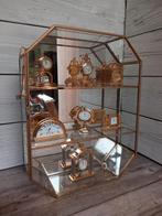 Messing vitrine kast met 7 miniatuur klokken, los te koop., Minder dan 50 cm, Ophalen of Verzenden, Zo goed als nieuw, Glas