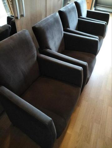 4 Zeer mooie eettafel stoelen op wielen beschikbaar voor biedingen