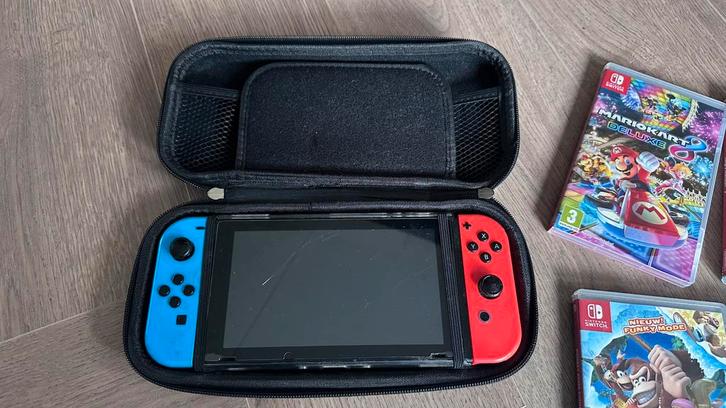 Nintendo Switch + diverse spellen, Spelcomputers en Games, Spelcomputers | Nintendo Switch, Gebruikt, Switch Original, Met 2 controllers