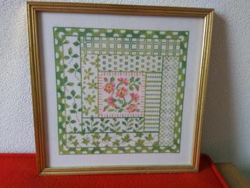 ingelijst borduurwerk achter glas beschikbaar voor biedingen