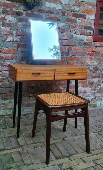 Vintage, design kaptafel met krukje. Jaren 60  beschikbaar voor biedingen